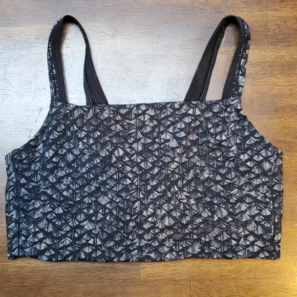 Lululemon sports bra with back detailing - Picture 3 of 5